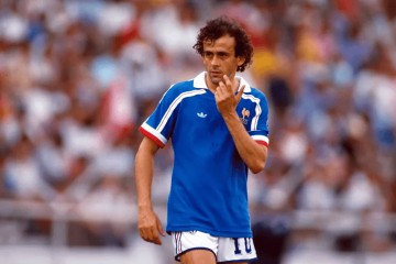 盘点足球史上15位最伟大的10号,齐达内排名第五,前三实至名归