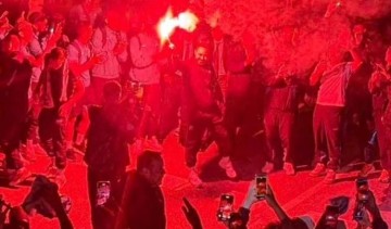 邮报:马赛球迷庆祝进入欧冠,德泽尔比凌晨4点被拍到参与其中