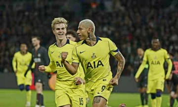 欧冠惊现篮球比分!巴黎热刺8球对攻创纪录,维蒂尼亚戴帽背后藏着的惊天秘密