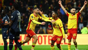 朗斯1-0小胜劲敌,成功登顶法甲榜首,大黑马崛起直指冠军