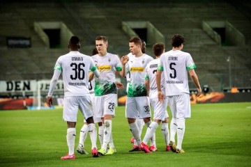 德甲焦点战:法兰克福主场迎战柏林联合,埃基蒂克与伦诺夫将成关键看点,比赛充满看点。