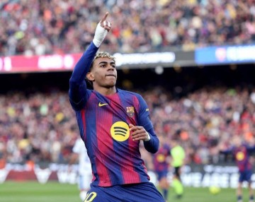 足坛一夜动态：拜仁12轮不败领跑，曼城绝杀鱼腩，巴萨AC米兰登顶