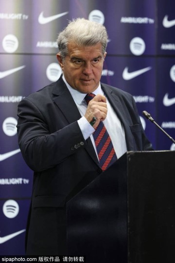 巴萨主席“带伤”出征？拉波尔塔肿眼亮相马德里引爆关注