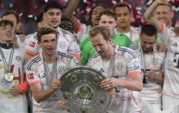 31岁终获首冠!凯恩高举德甲奖盘情难自禁,深情亲吻哽咽受访:我等了太久