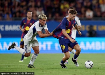 西甲首轮风波:巴萨争议进球引爆舆论,裁判成焦点