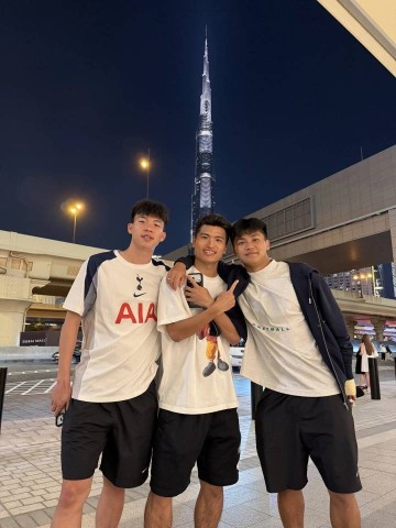 U22国足训练后游迪拜!海港铁卫偶遇巴萨新星,王钰栋穿热刺球衣